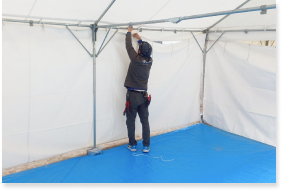 イベント設営作業を行う様子